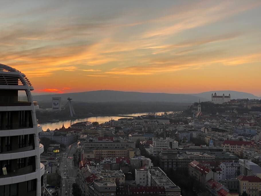Skypark Luxury Apartment With Skyline View & Free Parking Bratislava Exterior photo