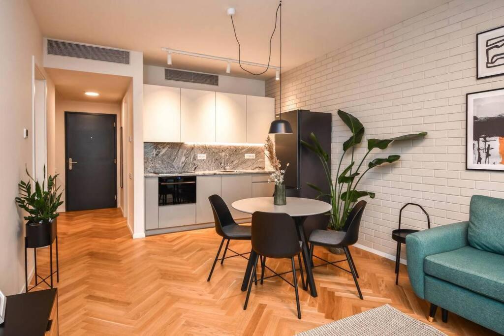 Skypark Luxury Apartment With Skyline View & Free Parking Bratislava Exterior photo